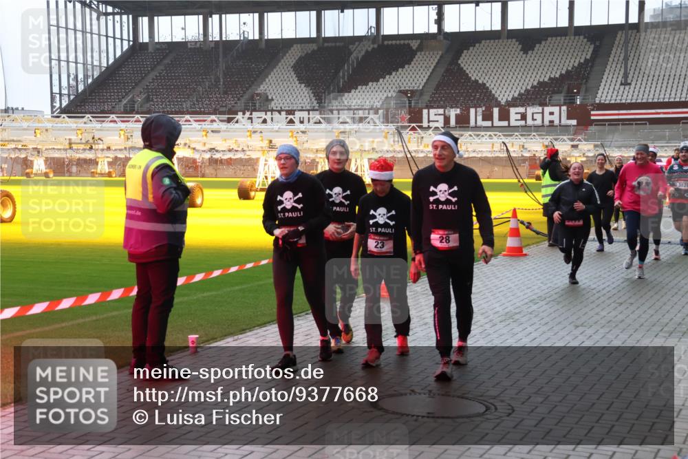 07.12.2025 - St. Pauli X-Mass-Run No. 15 Luisa Fischer http://msf.ph/oto/9377668 07.12.2025 10:27:35 Ziel 23, 28, 3821, 159, 1312, 1317, 1468, 1472, 1618, 3571, 3714, 3715, 3720, 3722, 3723, 3771, 3787, 3793, 3828, 4185, 4225, 4334, 4353, 4384, 4391, 4409, 4410, 4435, 4705 meine-sportfotos.de