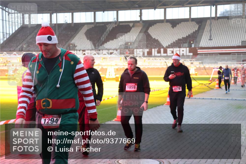07.12.2025 - St. Pauli X-Mass-Run No. 15 Luisa Fischer http://msf.ph/oto/9377669 07.12.2025 10:02:28 Ziel 15, 1294, 1859, 3878, 959, 1724, 1859, 1934, 2167, 2472, 2681, 2923, 3580, 3582, 3629, 3944 meine-sportfotos.de