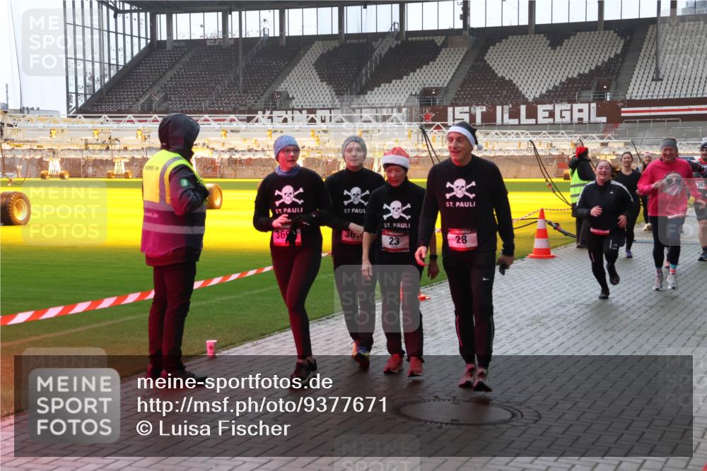 07.12.2025 - St. Pauli X-Mass-Run No. 15 Luisa Fischer http://msf.ph/oto/9377671 07.12.2025 10:27:35 Ziel 369, 36, 23, 28, 382, 159, 1312, 1317, 1468, 1472, 1618, 3571, 3714, 3715, 3720, 3722, 3723, 3771, 3787, 3793, 3828, 4185, 4225, 4334, 4353, 4384, 4391, 4409, 4410, 4435, 4705 meine-sportfotos.de