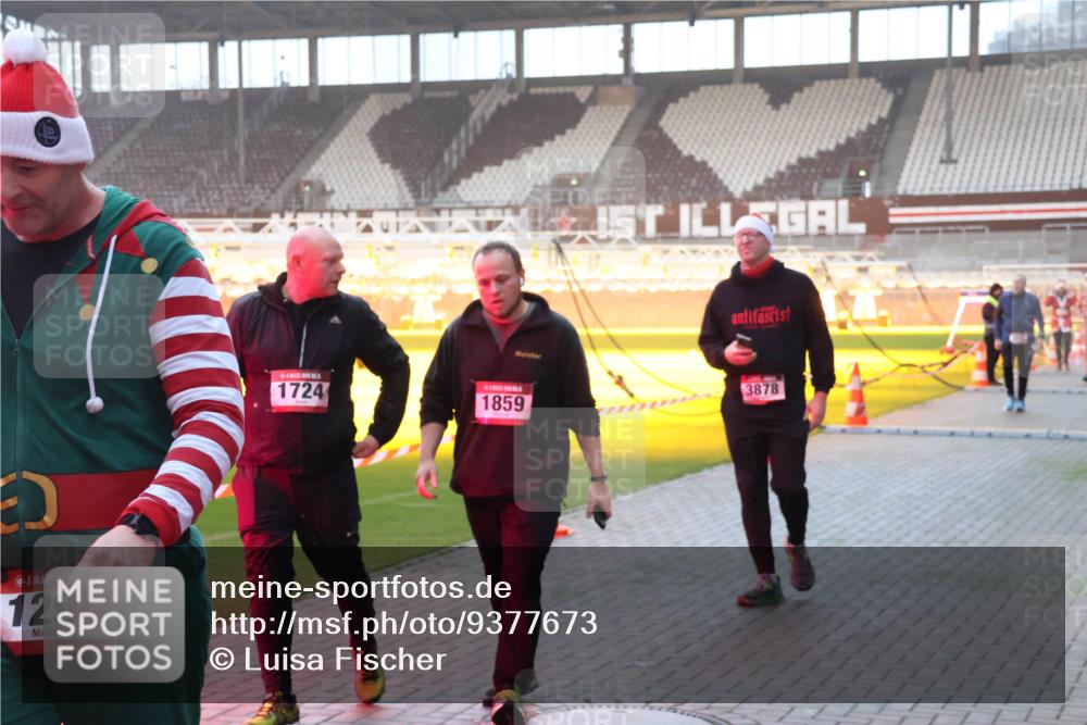 07.12.2025 - St. Pauli X-Mass-Run No. 15 Luisa Fischer http://msf.ph/oto/9377673 07.12.2025 10:02:29 Ziel 129, 3878, 1724, 1859, 63, 304, 959, 1724, 1859, 1934, 2167, 2472, 2681, 2923, 3580, 3582, 3629, 3944 meine-sportfotos.de