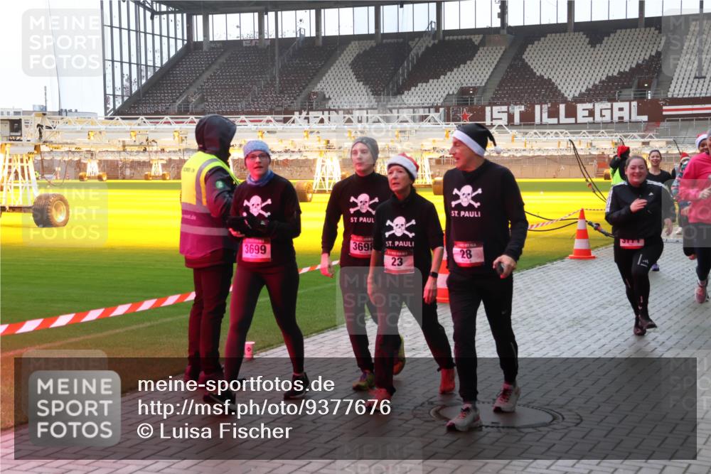 07.12.2025 - St. Pauli X-Mass-Run No. 15 Luisa Fischer http://msf.ph/oto/9377676 07.12.2025 10:27:36 Ziel 3699, 3698, 23, 77, 28, 159, 1312, 1317, 1468, 1472, 1618, 3571, 3714, 3715, 3720, 3722, 3723, 3771, 3787, 3793, 3828, 4185, 4225, 4334, 4353, 4384, 4391, 4409, 4410, 4435, 4705 meine-sportfotos.de