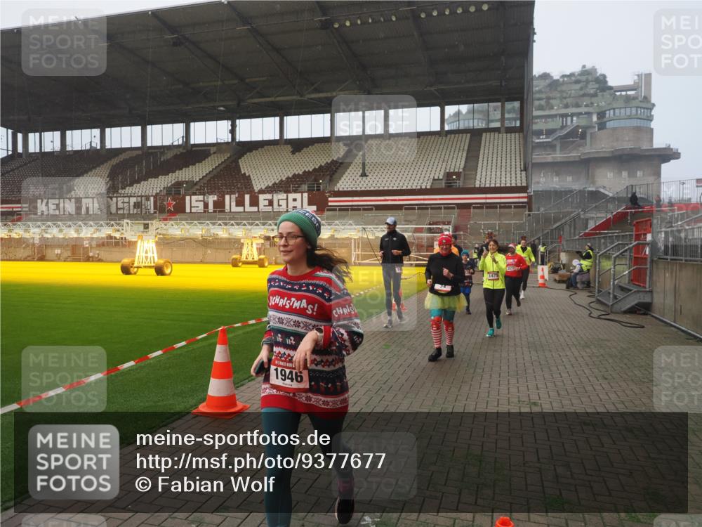 07.12.2025 - St. Pauli X-Mass-Run No. 15 Fabian Wolf http://msf.ph/oto/9377677 07.12.2025 10:06:27 Ziel 34, 187, 562, 893, 1119, 1369, 1479, 1480, 1832, 1937, 1946, 3213, 3232, 3534, 3535, 3536, 3537, 4459, 4657, 4665, 4672, 4677, 4736, 4739 meine-sportfotos.de