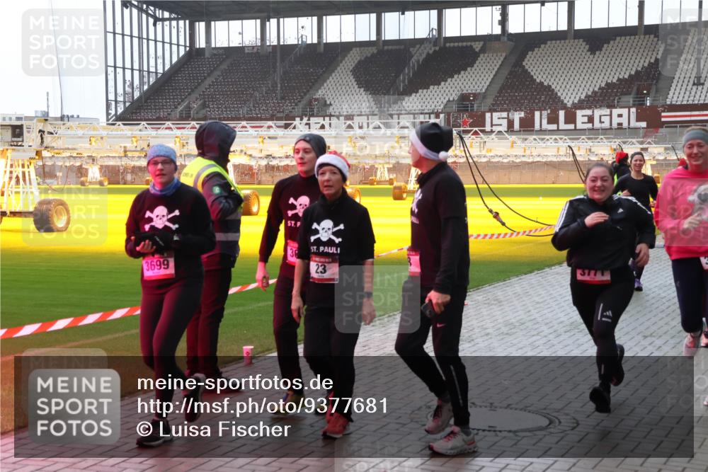 07.12.2025 - St. Pauli X-Mass-Run No. 15 Luisa Fischer http://msf.ph/oto/9377681 07.12.2025 10:27:37 Ziel 3699, 38, 23, 8828, 159, 1312, 1317, 1468, 1472, 1618, 3571, 3714, 3715, 3720, 3722, 3723, 3771, 3787, 3793, 3828, 4185, 4225, 4334, 4353, 4384, 4391, 4409, 4410, 4435, 4705 meine-sportfotos.de