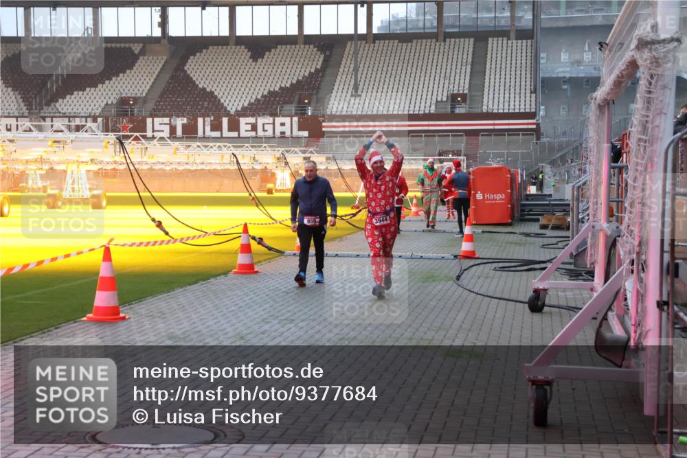 07.12.2025 - St. Pauli X-Mass-Run No. 15 Luisa Fischer http://msf.ph/oto/9377684 07.12.2025 10:02:37 Ziel 959, 63, 304, 959, 1105, 1828, 1829, 1934, 2167, 2472, 2604, 2923, 3944 meine-sportfotos.de