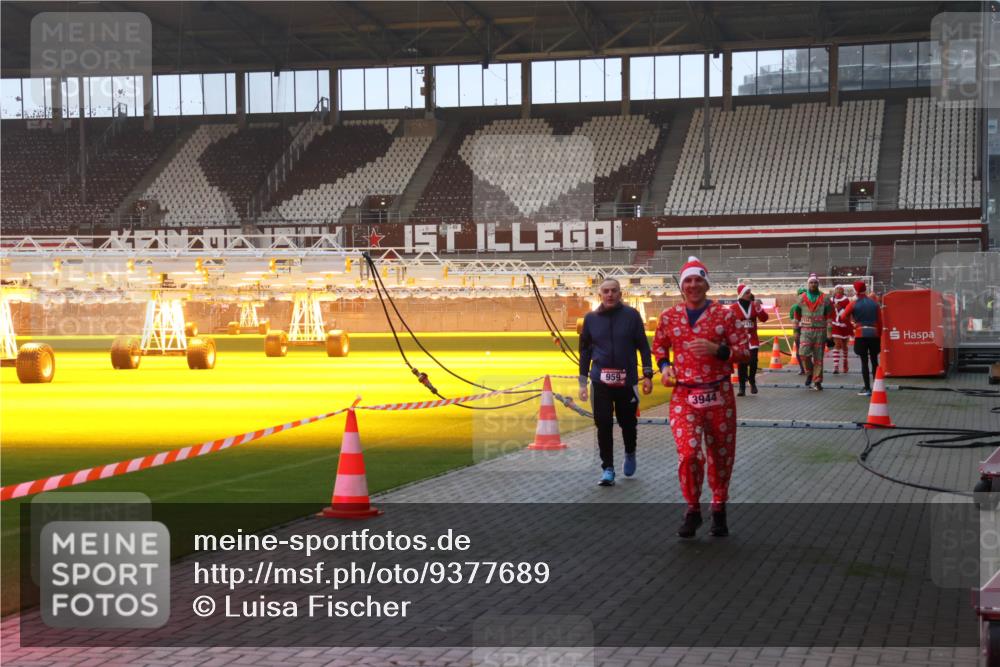 07.12.2025 - St. Pauli X-Mass-Run No. 15 Luisa Fischer http://msf.ph/oto/9377689 07.12.2025 10:02:38 Ziel 959, 3944, 63, 304, 959, 1105, 1828, 1829, 1934, 2472, 2604, 2923, 3944 meine-sportfotos.de