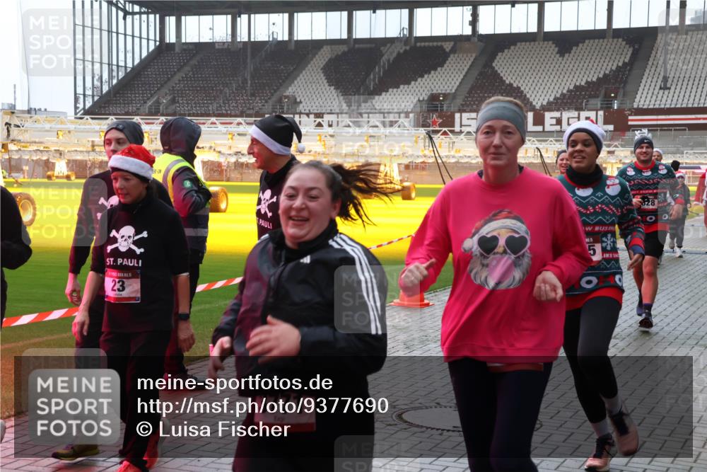 07.12.2025 - St. Pauli X-Mass-Run No. 15 Luisa Fischer http://msf.ph/oto/9377690 07.12.2025 10:27:38 Ziel 23, 13771, 15, 5, 828, 159, 1312, 1317, 1468, 1472, 1618, 3571, 3714, 3715, 3720, 3722, 3723, 3771, 3787, 3793, 3828, 4185, 4225, 4334, 4353, 4384, 4391, 4409, 4410, 4435, 4705 meine-sportfotos.de