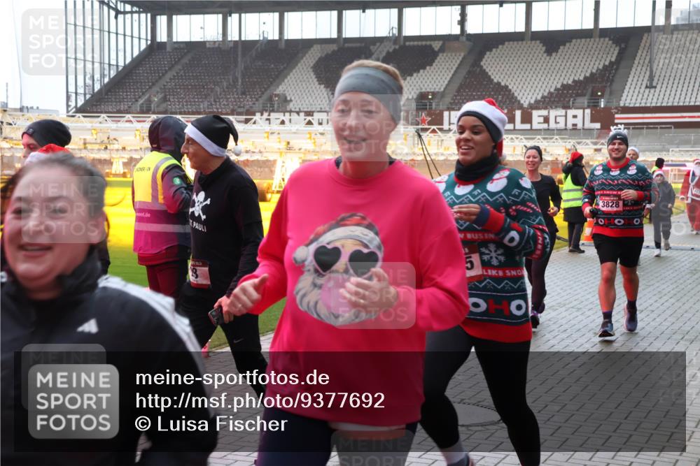07.12.2025 - St. Pauli X-Mass-Run No. 15 Luisa Fischer http://msf.ph/oto/9377692 07.12.2025 10:27:38 Ziel 15, 5, 0, 3828, 159, 1312, 1317, 1468, 1472, 1618, 3571, 3714, 3715, 3720, 3722, 3723, 3771, 3787, 3793, 3828, 4185, 4225, 4334, 4353, 4384, 4391, 4409, 4410, 4435, 4705 meine-sportfotos.de