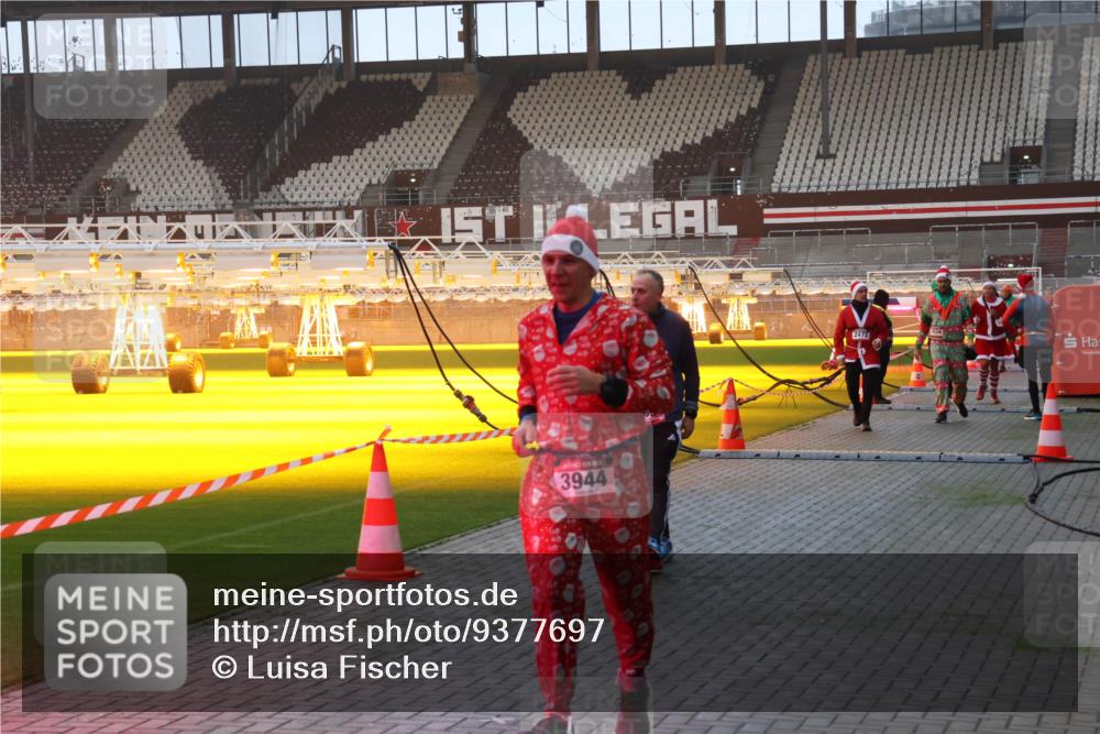 07.12.2025 - St. Pauli X-Mass-Run No. 15 Luisa Fischer http://msf.ph/oto/9377697 07.12.2025 10:02:40 Ziel 1360, 3944, 2472, 63, 304, 1105, 1828, 1829, 1934, 2472, 2604, 2923, 3944 meine-sportfotos.de