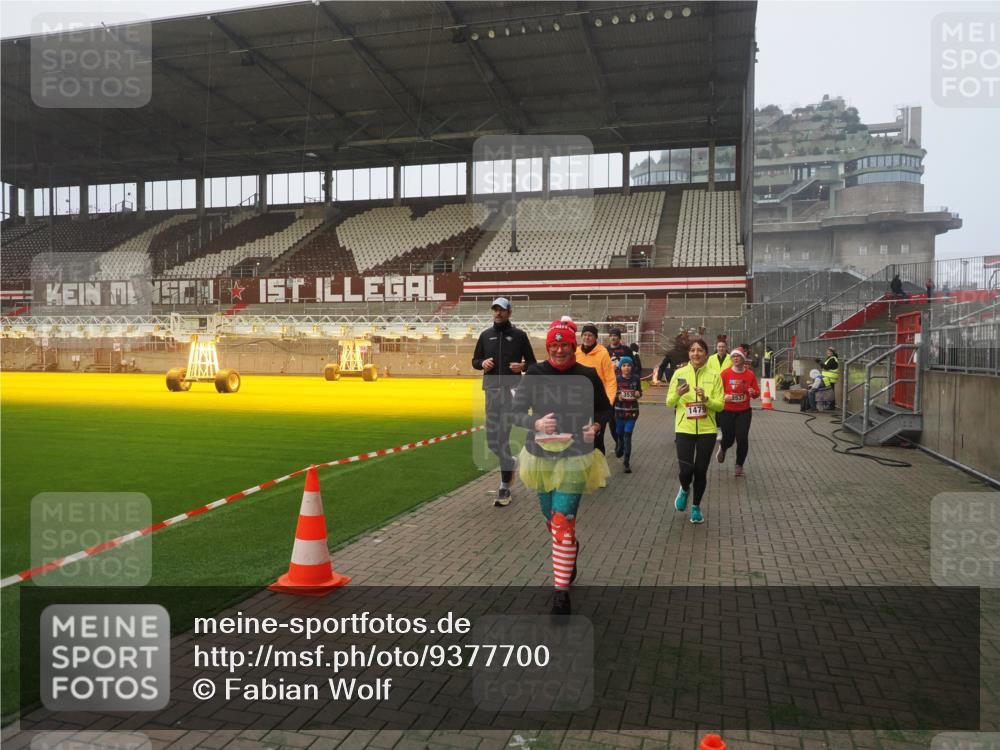 07.12.2025 - St. Pauli X-Mass-Run No. 15 Fabian Wolf http://msf.ph/oto/9377700 07.12.2025 10:06:28 Ziel 34, 187, 562, 1119, 1369, 1479, 1480, 1832, 1937, 1946, 3213, 3232, 3534, 3535, 3536, 3537, 4459, 4657, 4665, 4672, 4677, 4736, 4739 meine-sportfotos.de
