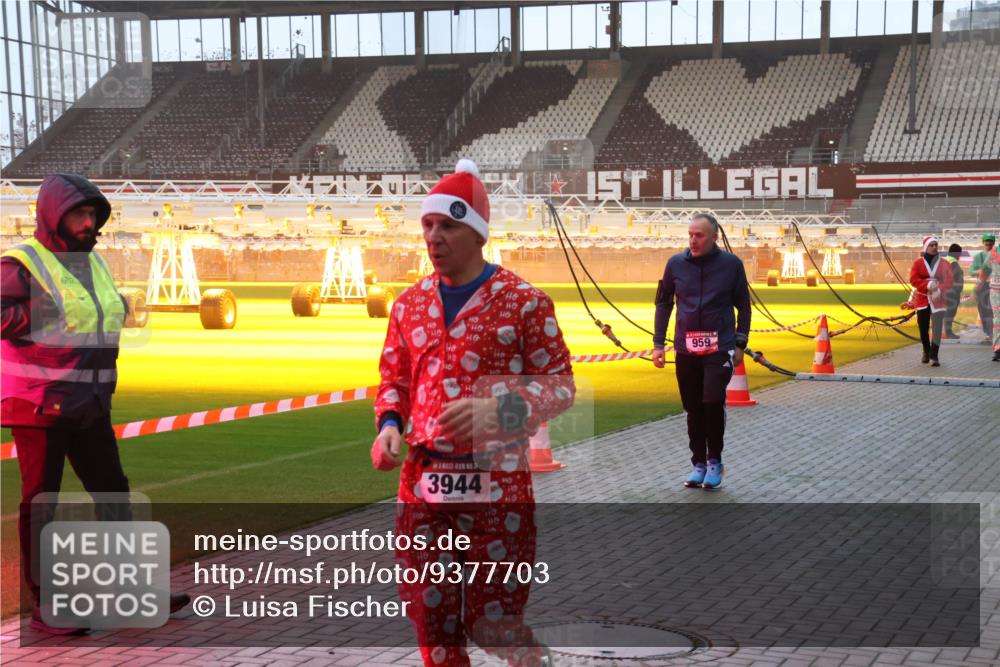 07.12.2025 - St. Pauli X-Mass-Run No. 15 Luisa Fischer http://msf.ph/oto/9377703 07.12.2025 10:02:41 Ziel 670, 959, 5, 3944, 63, 304, 1105, 1828, 1829, 1934, 2472, 2604, 2923, 3944 meine-sportfotos.de
