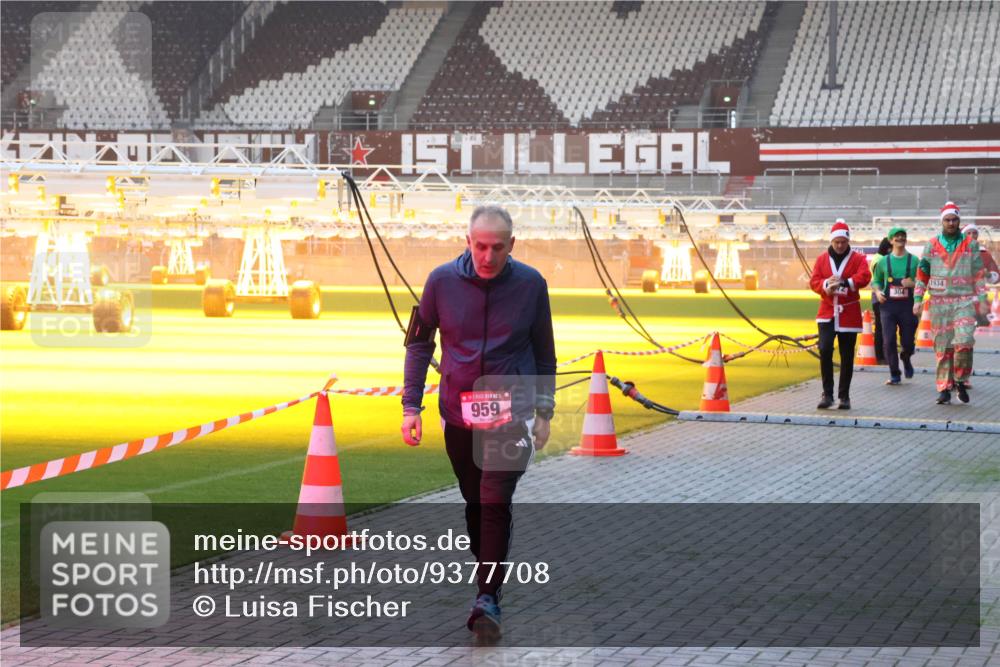 07.12.2025 - St. Pauli X-Mass-Run No. 15 Luisa Fischer http://msf.ph/oto/9377708 07.12.2025 10:02:42 Ziel 959, 304, 1934, 63, 304, 1105, 1828, 1829, 1934, 2472, 2510, 2514, 2604, 2923, 3944 meine-sportfotos.de