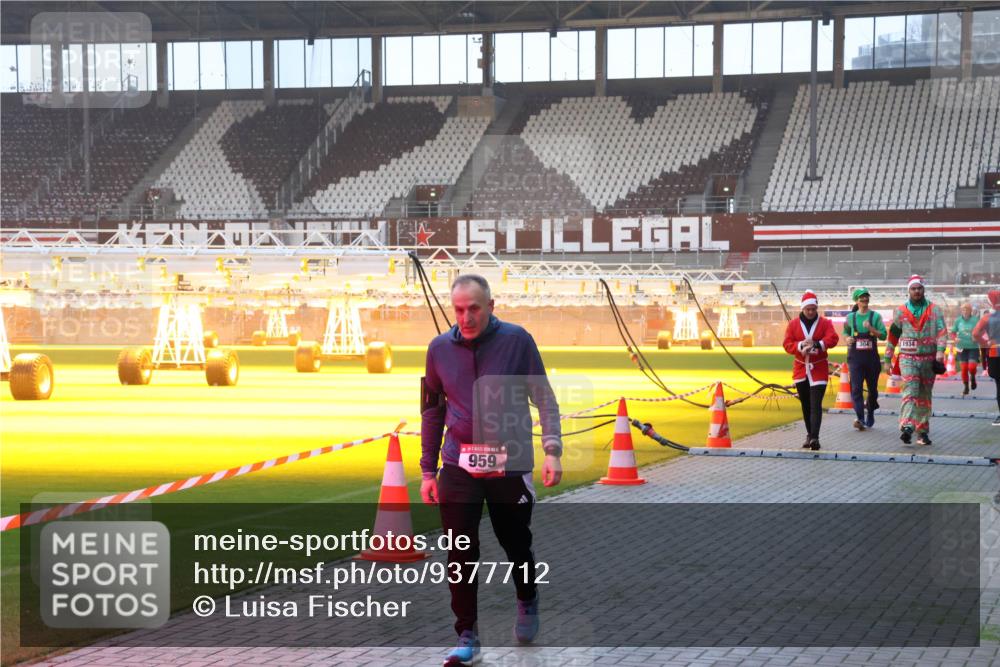 07.12.2025 - St. Pauli X-Mass-Run No. 15 Luisa Fischer http://msf.ph/oto/9377712 07.12.2025 10:02:43 Ziel 959, 304, 1934, 63, 304, 1105, 1828, 1829, 1934, 2472, 2510, 2514, 2604, 2923, 3944 meine-sportfotos.de