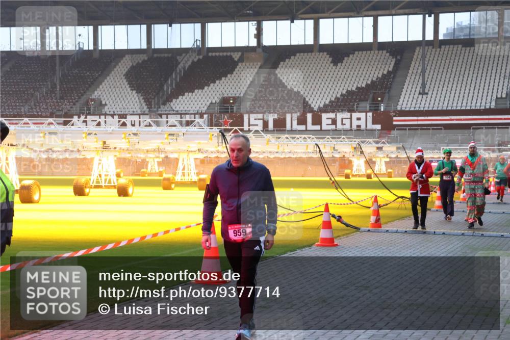07.12.2025 - St. Pauli X-Mass-Run No. 15 Luisa Fischer http://msf.ph/oto/9377714 07.12.2025 10:02:43 Ziel 959, 304, 1934, 63, 304, 1105, 1828, 1829, 1934, 2472, 2510, 2514, 2604, 2923, 3944 meine-sportfotos.de