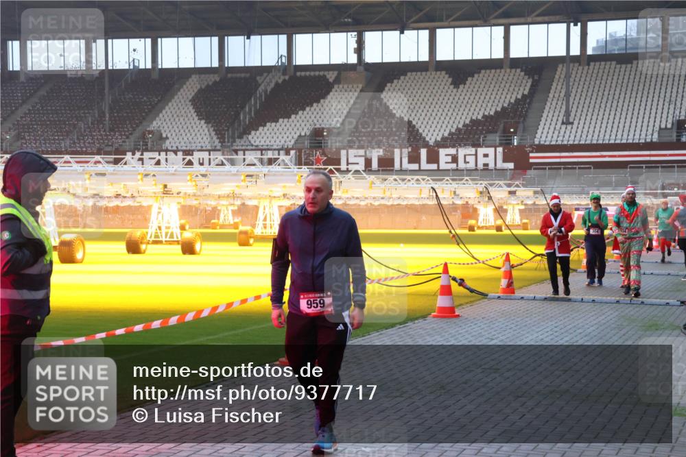 07.12.2025 - St. Pauli X-Mass-Run No. 15 Luisa Fischer http://msf.ph/oto/9377717 07.12.2025 10:02:43 Ziel 959, 934, 63, 304, 1105, 1828, 1829, 1934, 2472, 2510, 2514, 2604, 2923, 3944 meine-sportfotos.de