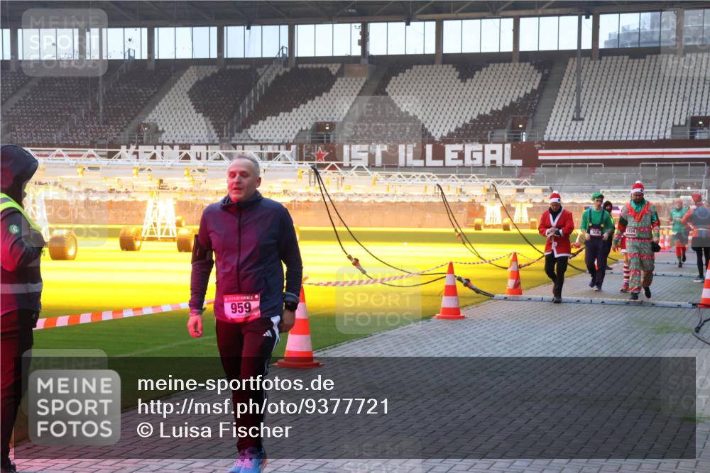07.12.2025 - St. Pauli X-Mass-Run No. 15 Luisa Fischer http://msf.ph/oto/9377721 07.12.2025 10:02:44 Ziel 959, 63, 304, 1105, 1828, 1829, 1934, 2472, 2510, 2514, 2604, 2908, 2923, 3944 meine-sportfotos.de