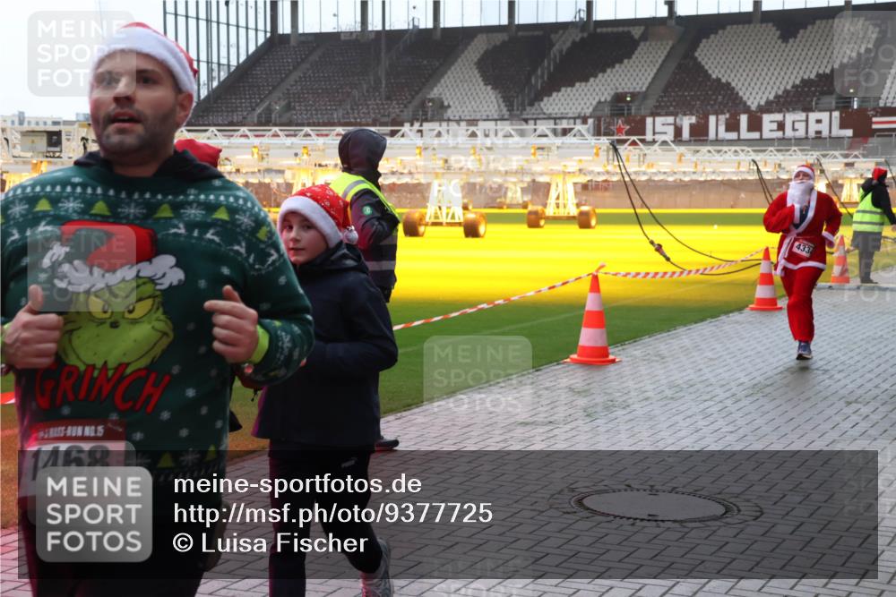 07.12.2025 - St. Pauli X-Mass-Run No. 15 Luisa Fischer http://msf.ph/oto/9377725 07.12.2025 10:27:44 Ziel 15, 1468, 433, 159, 175, 1312, 1317, 1468, 1472, 1618, 2677, 3154, 3156, 3571, 3706, 3707, 3714, 3715, 3720, 3722, 3723, 3793, 4225, 4334, 4353, 4384, 4391, 4409, 4410, 4435 meine-sportfotos.de