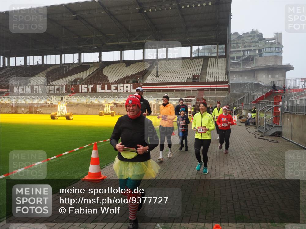 07.12.2025 - St. Pauli X-Mass-Run No. 15 Fabian Wolf http://msf.ph/oto/9377727 07.12.2025 10:06:29 Ziel 34, 187, 562, 1369, 1479, 1480, 1832, 1946, 3213, 3232, 3534, 3535, 3536, 3537, 4459, 4657, 4672, 4677, 4736, 4739 meine-sportfotos.de