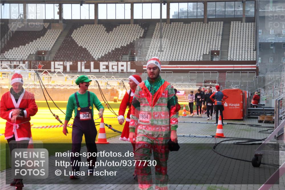 07.12.2025 - St. Pauli X-Mass-Run No. 15 Luisa Fischer http://msf.ph/oto/9377730 07.12.2025 10:02:55 Ziel 304, 1934, 63, 304, 1105, 1828, 1829, 1934, 2472, 2510, 2514, 2604, 2780, 2781, 2908, 2923, 3518, 3892, 3944 meine-sportfotos.de