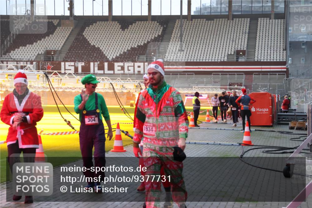 07.12.2025 - St. Pauli X-Mass-Run No. 15 Luisa Fischer http://msf.ph/oto/9377731 07.12.2025 10:02:55 Ziel 304, 1934, 2923, 63, 304, 1105, 1828, 1829, 1934, 2472, 2510, 2514, 2604, 2780, 2781, 2908, 2923, 3518, 3892, 3944 meine-sportfotos.de