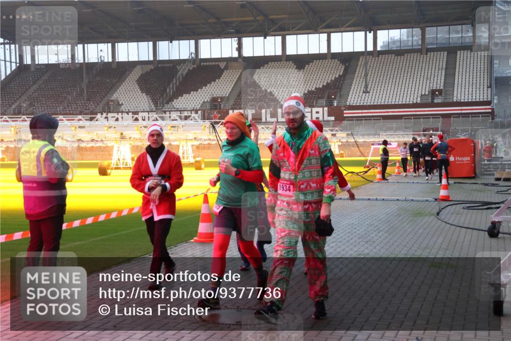 07.12.2025 - St. Pauli X-Mass-Run No. 15 Luisa Fischer http://msf.ph/oto/9377736 07.12.2025 10:02:56 Ziel 63, 304, 1105, 1828, 1829, 1934, 2510, 2514, 2604, 2780, 2781, 2908, 2923, 3518, 3892, 3944 meine-sportfotos.de