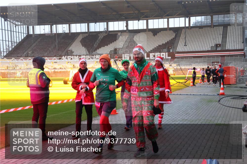07.12.2025 - St. Pauli X-Mass-Run No. 15 Luisa Fischer http://msf.ph/oto/9377739 07.12.2025 10:02:56 Ziel 103, 1934, 63, 304, 1105, 1828, 1829, 1934, 2510, 2514, 2604, 2780, 2781, 2908, 2923, 3518, 3892, 3944 meine-sportfotos.de