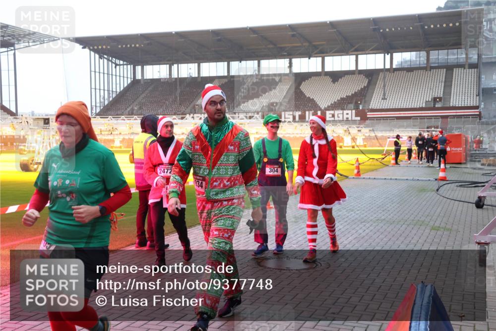 07.12.2025 - St. Pauli X-Mass-Run No. 15 Luisa Fischer http://msf.ph/oto/9377748 07.12.2025 10:02:58 Ziel 2472, 304, 63, 304, 918, 1105, 1314, 1828, 1829, 1934, 2510, 2514, 2604, 2780, 2781, 2908, 2923, 3518, 3892, 3944 meine-sportfotos.de