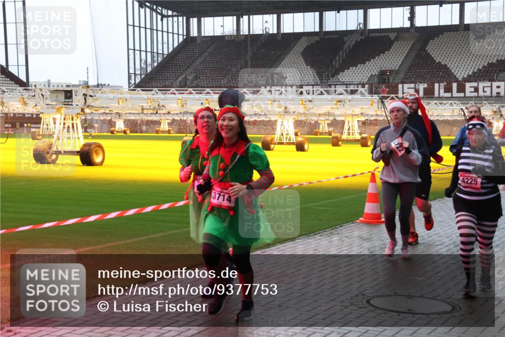 07.12.2025 - St. Pauli X-Mass-Run No. 15 Luisa Fischer http://msf.ph/oto/9377753 07.12.2025 10:27:56 Ziel 3714, 4225, 175, 1312, 1317, 1468, 1472, 1618, 2060, 2101, 2188, 2677, 3154, 3156, 3458, 3571, 3706, 3707, 3713, 3714, 3715, 3720, 3722, 3723, 3793, 4225, 4334, 4353, 4383, 4391, 4409, 4410, 4435, 4462, 4463, 4515, 4516 meine-sportfotos.de