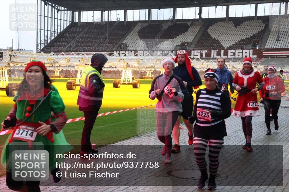 07.12.2025 - St. Pauli X-Mass-Run No. 15 Luisa Fischer http://msf.ph/oto/9377758 07.12.2025 10:27:57 Ziel 3714, 4225, 13, 1312, 4435, 175, 1312, 1317, 1468, 1472, 1618, 2060, 2101, 2188, 2677, 3154, 3156, 3458, 3571, 3706, 3707, 3713, 3714, 3715, 3720, 3722, 3723, 3793, 4225, 4334, 4353, 4383, 4391, 4409, 4410, 4435, 4462, 4463, 4515, 4516 meine-sportfotos.de