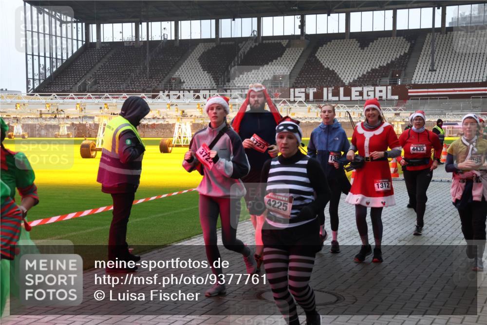 07.12.2025 - St. Pauli X-Mass-Run No. 15 Luisa Fischer http://msf.ph/oto/9377761 07.12.2025 10:27:57 Ziel 3722, 2723, 4225, 1312, 4435, 85, 175, 1312, 1317, 1468, 1472, 1618, 2060, 2101, 2188, 2677, 3154, 3156, 3458, 3571, 3706, 3707, 3713, 3714, 3715, 3720, 3722, 3723, 3793, 4225, 4334, 4353, 4383, 4391, 4409, 4410, 4435, 4462, 4463, 4515, 4516 meine-sportfotos.de