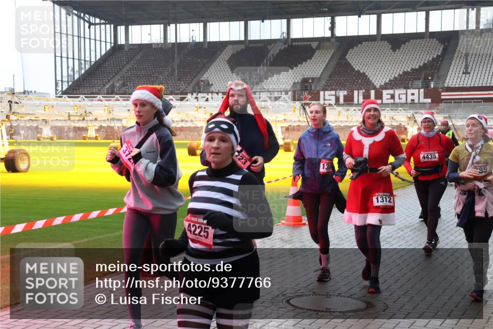 07.12.2025 - St. Pauli X-Mass-Run No. 15 Luisa Fischer http://msf.ph/oto/9377766 07.12.2025 10:27:58 Ziel 4225, 723, 13, 1312, 4435, 85, 175, 1312, 1317, 1468, 1472, 1618, 2060, 2101, 2188, 2677, 3154, 3156, 3458, 3571, 3706, 3707, 3713, 3714, 3715, 3722, 3723, 3793, 4225, 4334, 4353, 4383, 4391, 4409, 4410, 4435, 4462, 4463, 4515, 4516 meine-sportfotos.de