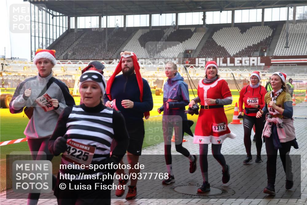 07.12.2025 - St. Pauli X-Mass-Run No. 15 Luisa Fischer http://msf.ph/oto/9377768 07.12.2025 10:27:58 Ziel 3722, 5, 4225, 1312, 4435, 175, 1312, 1317, 1468, 1472, 1618, 2060, 2101, 2188, 2677, 3154, 3156, 3458, 3571, 3706, 3707, 3713, 3714, 3715, 3722, 3723, 3793, 4225, 4334, 4353, 4383, 4391, 4409, 4410, 4435, 4462, 4463, 4515, 4516 meine-sportfotos.de