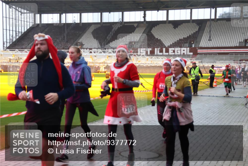 07.12.2025 - St. Pauli X-Mass-Run No. 15 Luisa Fischer http://msf.ph/oto/9377772 07.12.2025 10:27:59 Ziel 1312, 175, 1312, 1317, 1468, 1472, 1618, 2060, 2101, 2188, 2677, 3154, 3156, 3458, 3571, 3706, 3707, 3713, 3714, 3715, 3722, 3723, 3793, 4133, 4225, 4334, 4353, 4383, 4391, 4409, 4410, 4435, 4462, 4463, 4515, 4516 meine-sportfotos.de