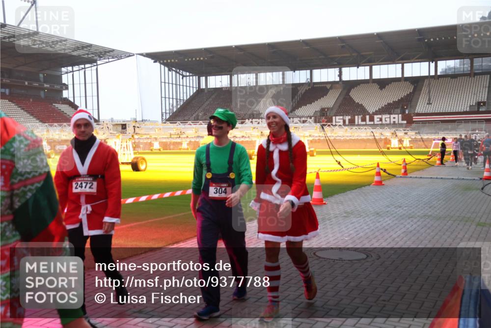 07.12.2025 - St. Pauli X-Mass-Run No. 15 Luisa Fischer http://msf.ph/oto/9377788 07.12.2025 10:03:00 Ziel 2472, 304, 63, 304, 885, 918, 1105, 1314, 1828, 1829, 1934, 2510, 2514, 2604, 2780, 2781, 2908, 2923, 3284, 3518, 3892, 3944 meine-sportfotos.de