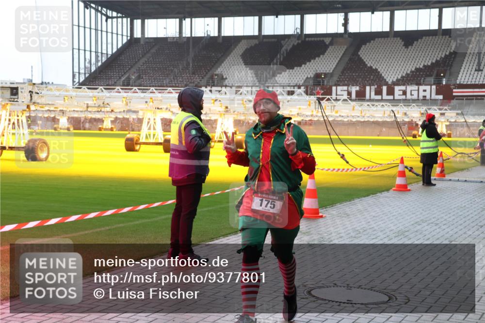 07.12.2025 - St. Pauli X-Mass-Run No. 15 Luisa Fischer http://msf.ph/oto/9377801 07.12.2025 10:28:06 Ziel 06, 15, 175, 175, 1312, 1317, 1717, 2060, 2101, 2188, 2677, 3154, 3156, 3458, 3571, 3706, 3707, 3713, 3714, 3715, 3722, 3723, 3793, 4132, 4133, 4225, 4350, 4383, 4409, 4435, 4453, 4454, 4462, 4463, 4515, 4516, 4527, 4538, 4875 meine-sportfotos.de