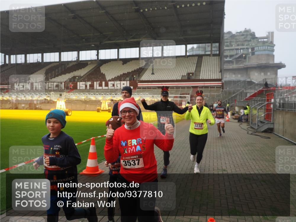 07.12.2025 - St. Pauli X-Mass-Run No. 15 Fabian Wolf http://msf.ph/oto/9377810 07.12.2025 10:06:31 Ziel 34, 150, 187, 562, 1369, 1479, 1480, 1832, 1946, 3213, 3232, 3534, 3535, 3536, 3537, 4459, 4672 meine-sportfotos.de