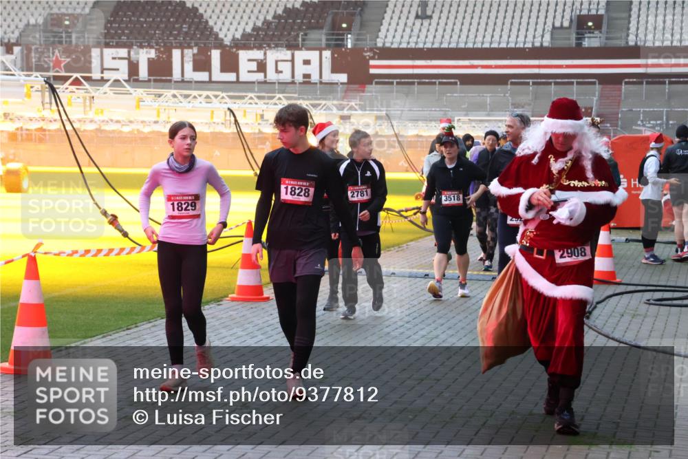 07.12.2025 - St. Pauli X-Mass-Run No. 15 Luisa Fischer http://msf.ph/oto/9377812 07.12.2025 10:03:17 Ziel 1828, 2781, 3518, 1829, 2908, 63, 177, 304, 442, 443, 885, 918, 936, 943, 956, 1105, 1118, 1314, 1828, 1829, 2505, 2510, 2514, 2604, 2780, 2781, 2908, 3284, 3417, 3518, 3892 meine-sportfotos.de
