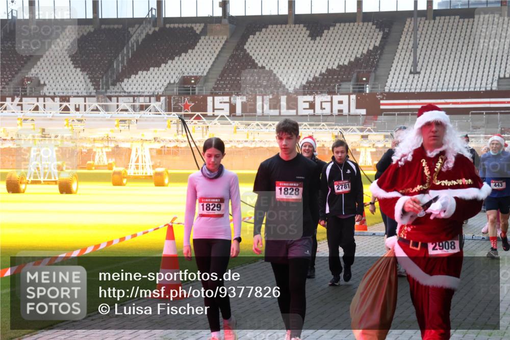 07.12.2025 - St. Pauli X-Mass-Run No. 15 Luisa Fischer http://msf.ph/oto/9377826 07.12.2025 10:03:19 Ziel 1829, 1828, 2781, 4, 2908, 443, 177, 442, 443, 885, 918, 936, 943, 956, 1105, 1118, 1314, 1594, 1828, 1829, 2505, 2510, 2514, 2604, 2780, 2781, 2908, 3284, 3417, 3518, 3892 meine-sportfotos.de
