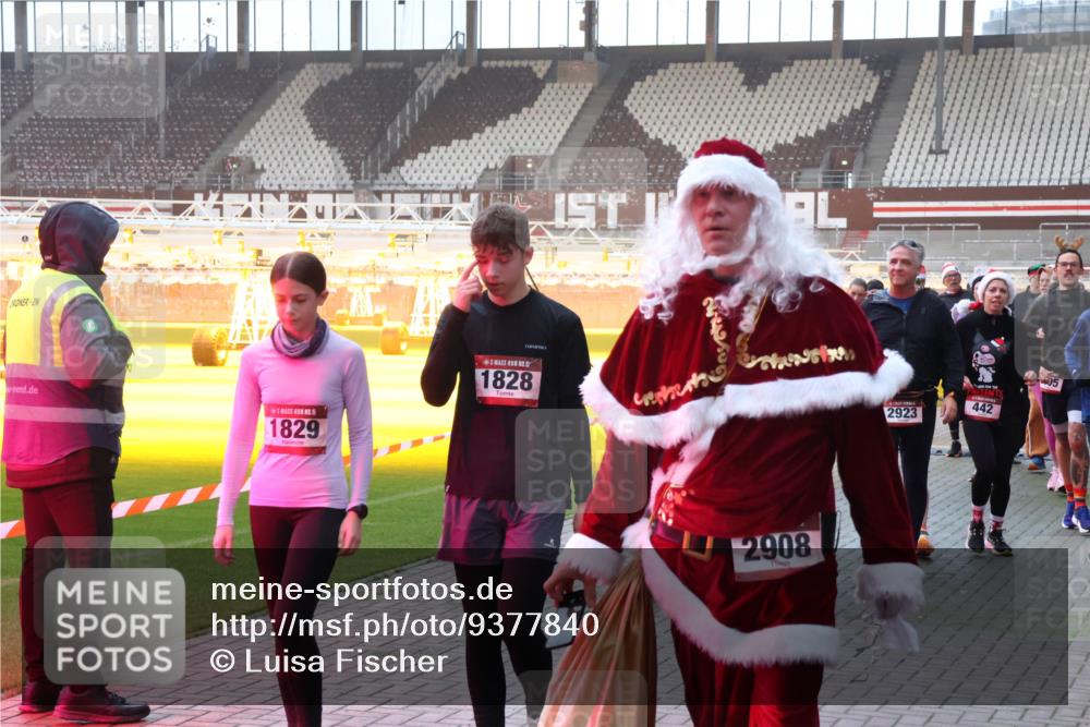 07.12.2025 - St. Pauli X-Mass-Run No. 15 Luisa Fischer http://msf.ph/oto/9377840 07.12.2025 10:03:21 Ziel 5, 1829, 1828, 2908, 2923, 442, 05, 177, 442, 443, 460, 885, 918, 936, 943, 956, 963, 1105, 1118, 1314, 1594, 1828, 1829, 2505, 2510, 2514, 2682, 2780, 2781, 2908, 3284, 3417, 3518, 3892 meine-sportfotos.de