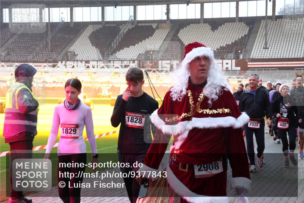 07.12.2025 - St. Pauli X-Mass-Run No. 15 Luisa Fischer http://msf.ph/oto/9377843 07.12.2025 10:03:21 Ziel 15, 1829, 15, 1828, 2908, 31, 442, 2923, 177, 442, 443, 460, 885, 918, 936, 943, 956, 963, 1105, 1118, 1314, 1594, 1828, 1829, 2505, 2510, 2514, 2682, 2780, 2781, 2908, 3284, 3417, 3518, 3892 meine-sportfotos.de