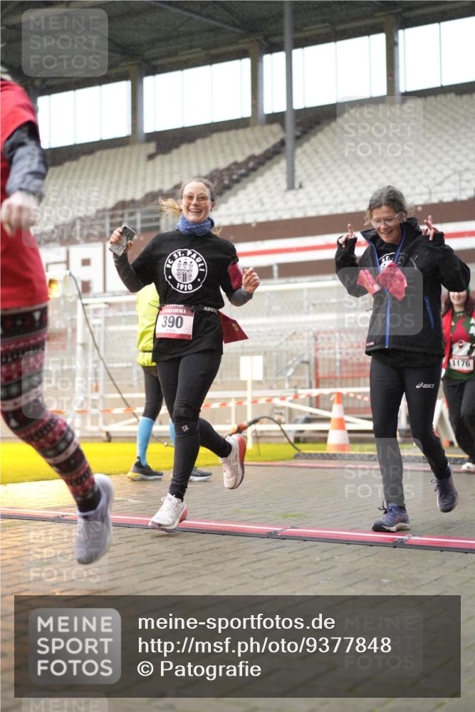 07.12.2025 - St. Pauli X-Mass-Run No. 15 Patografie http://msf.ph/oto/9377848 07.12.2025 10:08:43 Ziel 390, 707, 786, 789, 947, 1002, 1031, 1176, 2247, 2248, 2521, 3212, 3332, 3335, 3484, 3495, 3671, 3759, 3904, 3907, 4205, 4232, 4234, 4451 meine-sportfotos.de