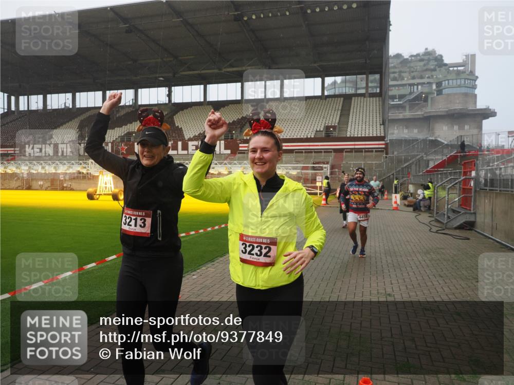 07.12.2025 - St. Pauli X-Mass-Run No. 15 Fabian Wolf http://msf.ph/oto/9377849 07.12.2025 10:06:32 Ziel 34, 150, 187, 562, 1369, 1479, 1480, 1832, 1946, 3213, 3232, 3534, 3535, 3536, 3537, 4459 meine-sportfotos.de