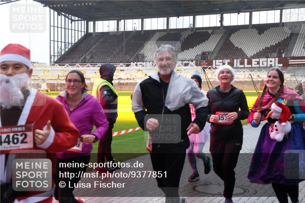 07.12.2025 - St. Pauli X-Mass-Run No. 15 Luisa Fischer http://msf.ph/oto/9377851 07.12.2025 10:28:15 Ziel 1462, 6, 97, 35, 175, 1507, 1717, 1742, 1745, 2060, 2101, 2188, 2677, 3154, 3156, 3412, 3458, 3571, 3706, 3707, 3713, 3714, 3715, 3722, 3723, 3727, 3729, 3730, 3793, 3879, 3881, 3883, 4064, 4065, 4132, 4133, 4189, 4344, 4350, 4376, 4380, 4383, 4435, 4453, 4454, 4462, 4463, 4515, 4516, 4527, 4538, 4700, 4704, 4708, 4710, 4875 meine-sportfotos.de