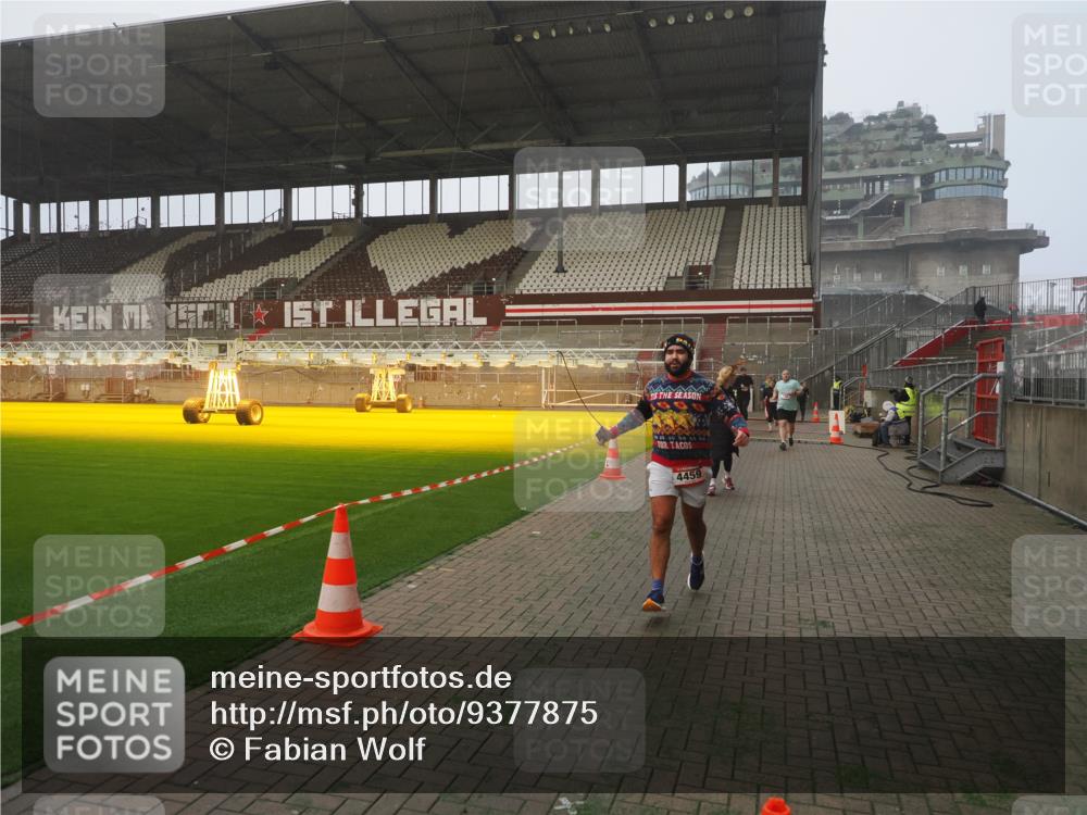 07.12.2025 - St. Pauli X-Mass-Run No. 15 Fabian Wolf http://msf.ph/oto/9377875 07.12.2025 10:06:33 Ziel 34, 150, 187, 562, 1369, 1479, 1480, 1832, 1946, 3213, 3232, 3534, 3535, 3536, 3537, 3970, 3971, 4459 meine-sportfotos.de
