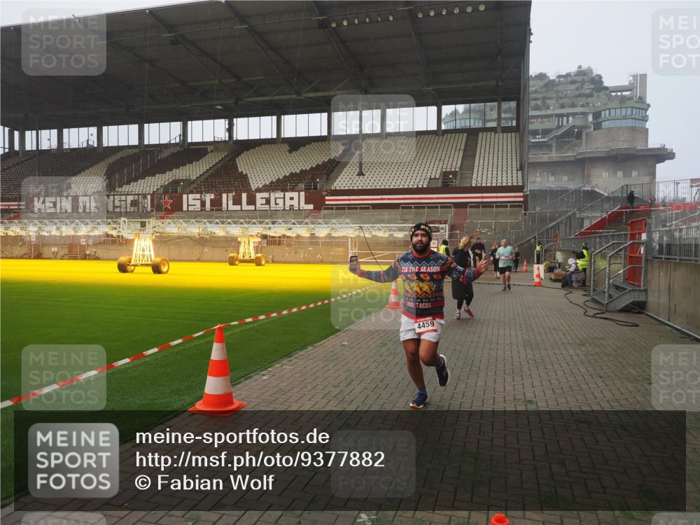 07.12.2025 - St. Pauli X-Mass-Run No. 15 Fabian Wolf http://msf.ph/oto/9377882 07.12.2025 10:06:34 Ziel 34, 150, 187, 562, 1369, 1479, 1480, 1946, 3213, 3232, 3534, 3535, 3536, 3537, 3970, 3971, 4459 meine-sportfotos.de