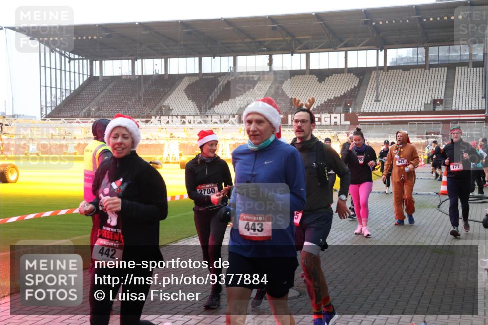 07.12.2025 - St. Pauli X-Mass-Run No. 15 Luisa Fischer http://msf.ph/oto/9377884 07.12.2025 10:03:24 Ziel 442, 2780, 5, 443, 284, 943, 177, 177, 442, 443, 460, 885, 918, 936, 943, 956, 963, 965, 1105, 1118, 1314, 1594, 2505, 2510, 2514, 2682, 2780, 2781, 2908, 3284, 3417, 3518, 3892 meine-sportfotos.de