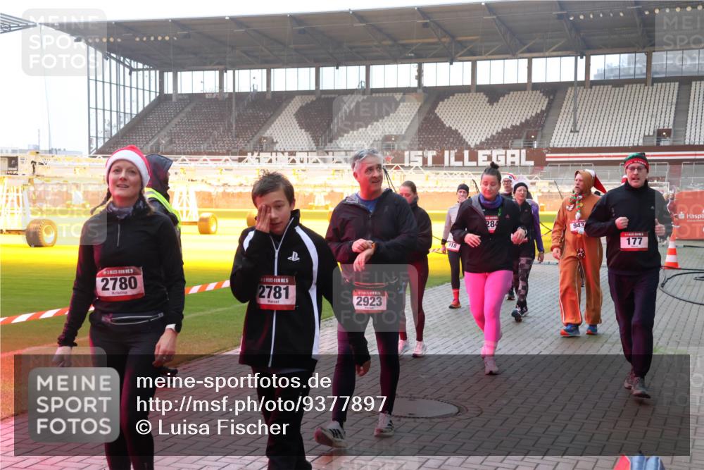 07.12.2025 - St. Pauli X-Mass-Run No. 15 Luisa Fischer http://msf.ph/oto/9377897 07.12.2025 10:03:26 Ziel 15, 2780, 15, 2781, 2923, 918, 284, 943, 177, 177, 442, 443, 460, 885, 918, 936, 943, 956, 963, 965, 1118, 1314, 1594, 2505, 2510, 2514, 2682, 2780, 2781, 2908, 2973, 2975, 3284, 3417, 3518, 3892 meine-sportfotos.de