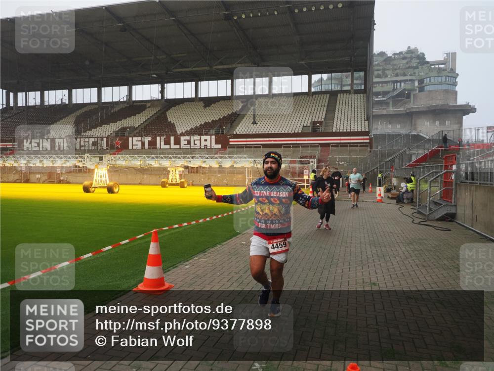 07.12.2025 - St. Pauli X-Mass-Run No. 15 Fabian Wolf http://msf.ph/oto/9377898 07.12.2025 10:06:34 Ziel 34, 150, 187, 562, 1369, 1479, 1480, 1946, 3213, 3232, 3534, 3535, 3536, 3537, 3970, 3971, 4459 meine-sportfotos.de
