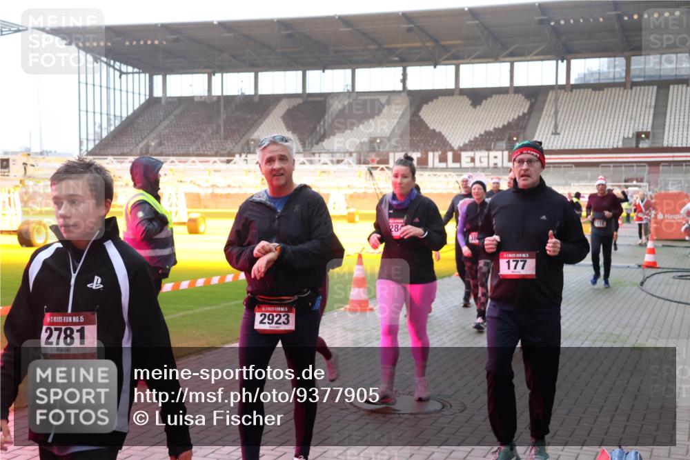07.12.2025 - St. Pauli X-Mass-Run No. 15 Luisa Fischer http://msf.ph/oto/9377905 07.12.2025 10:03:27 Ziel 15, 2781, 2923, 28, 177, 177, 442, 443, 460, 885, 918, 936, 943, 956, 963, 965, 1118, 1314, 1594, 2505, 2510, 2514, 2682, 2780, 2781, 2908, 2973, 2975, 3284, 3417, 3518, 3892 meine-sportfotos.de