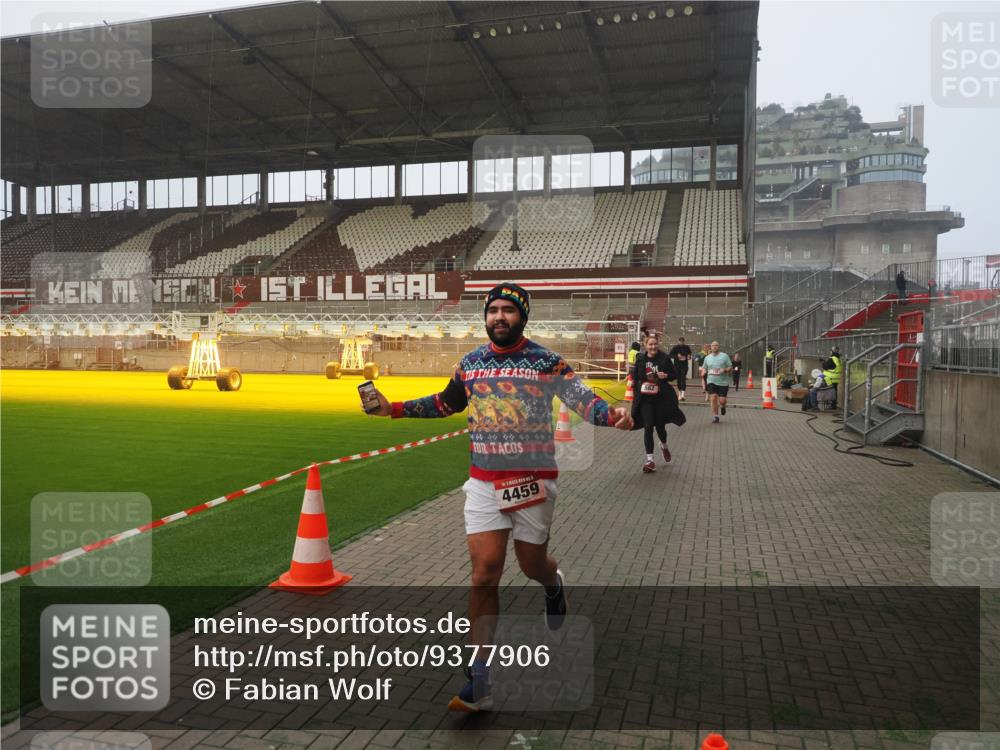 07.12.2025 - St. Pauli X-Mass-Run No. 15 Fabian Wolf http://msf.ph/oto/9377906 07.12.2025 10:06:34 Ziel 34, 150, 187, 562, 1369, 1479, 1480, 1946, 3213, 3232, 3534, 3535, 3536, 3537, 3970, 3971, 4459 meine-sportfotos.de