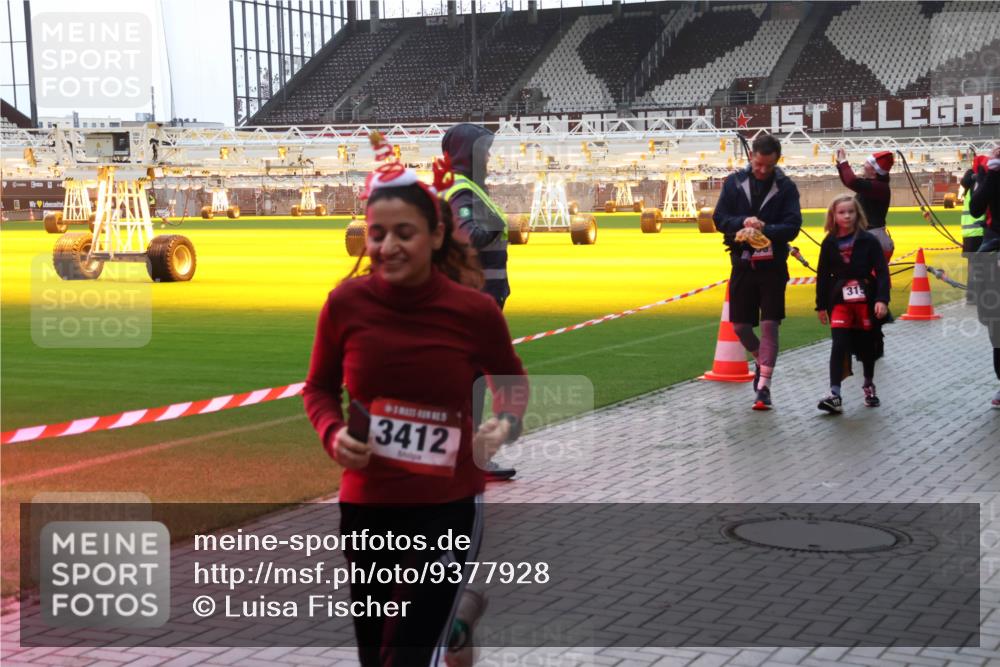 07.12.2025 - St. Pauli X-Mass-Run No. 15 Luisa Fischer http://msf.ph/oto/9377928 07.12.2025 10:28:30 Ziel 3412, 31, 175, 1507, 1717, 1742, 1745, 2060, 2101, 2188, 2526, 2723, 3156, 3395, 3412, 3413, 3454, 3458, 3472, 3713, 3727, 3729, 3730, 3879, 3881, 3883, 4064, 4065, 4132, 4133, 4159, 4160, 4189, 4245, 4344, 4350, 4376, 4380, 4383, 4453, 4454, 4462, 4463, 4515, 4516, 4527, 4538, 4697, 4698, 4700, 4701, 4702, 4704, 4706, 4707, 4708, 4710, 4875 meine-sportfotos.de